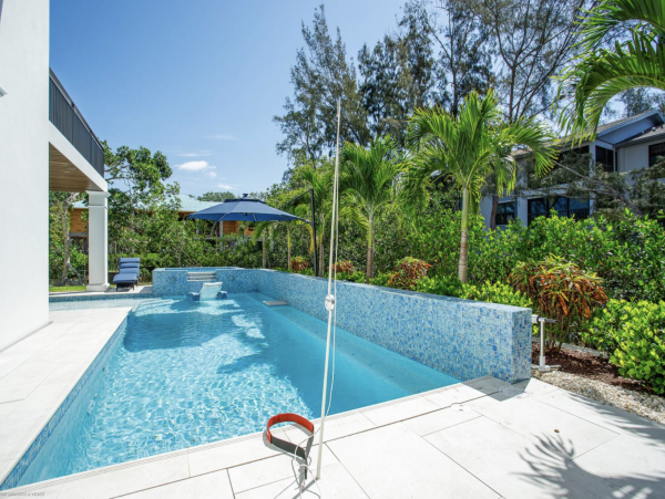 Luxurious Vacation Pool Home in Siesta Key 5 min walk to beach